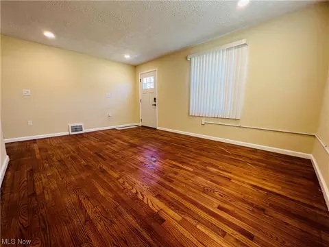 1049 Bell Ct, Elyria, OH 44035 photo 3