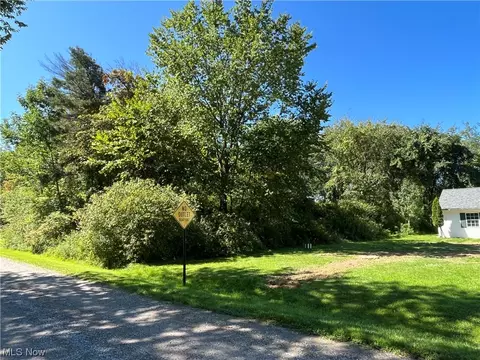 4071 Evergreen Dr, Ashtabula, OH 44004 photo 2