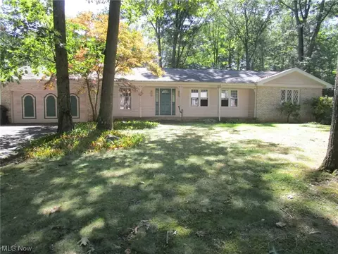 2042 Burning Tree Ln, Youngstown, OH 44505