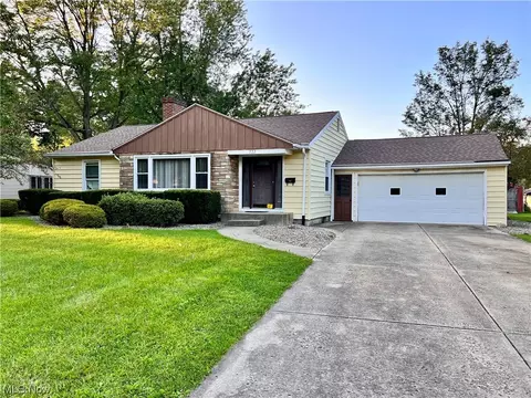 222 Moreland Dr, Canfield, OH 44406