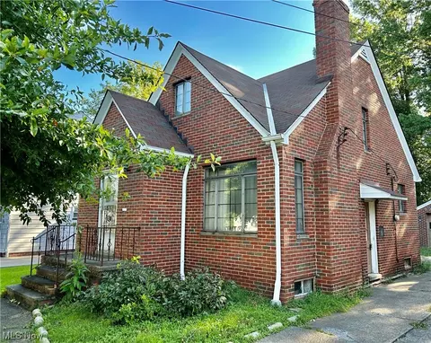 735 E 260th St, Euclid, OH 44132 photo 2