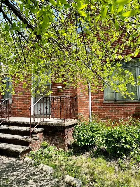 735 E 260th St, Euclid, OH 44132 photo 4