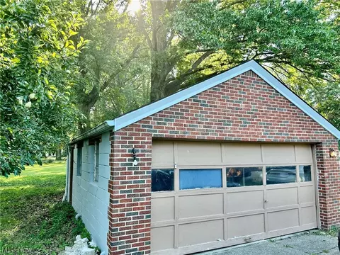 735 E 260th St, Euclid, OH 44132 photo 11