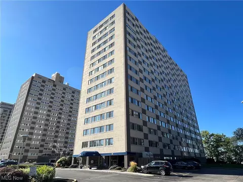 12520 Edgewater Dr #1202, Lakewood, OH 44107