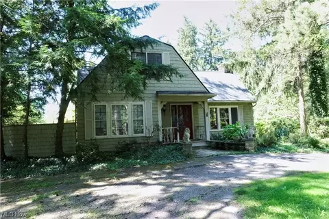 9118 Highland Dr, Brecksville, OH 44141