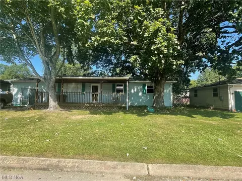 287 Locust Dr, Mineralwells, WV 26150