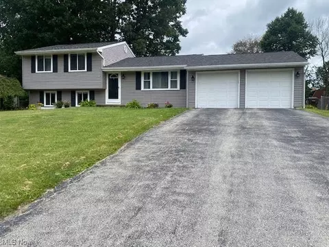 1255 Woodledge Dr, Mineral Ridge, OH 44440