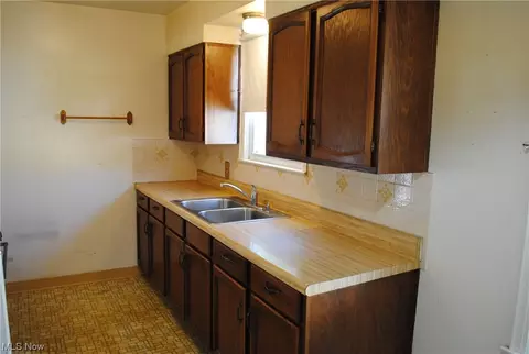 2444 E 37th St, Lorain, OH 44055 photo 9