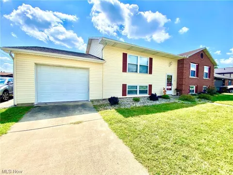 709 Circle Dr, Belpre, OH 45714