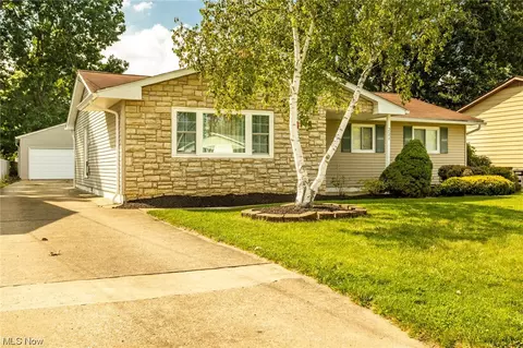 221 Windsor Dr, Elyria, OH 44035 photo 2