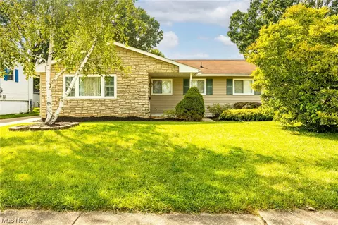 221 Windsor Dr, Elyria, OH 44035 photo 1