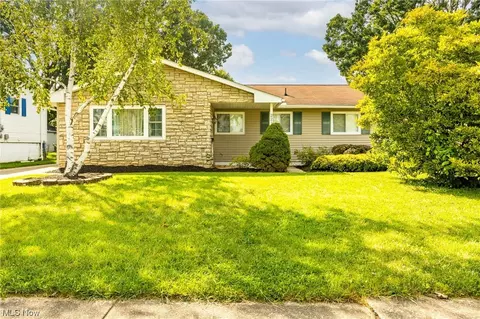 221 Windsor Dr, Elyria, OH 44035 photo 1