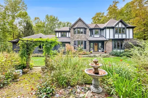 18908 Rivers Edge Dr W, Chagrin Falls, OH 44023