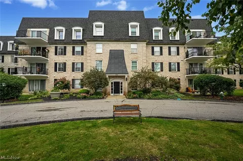 1931 King James Parkway Pkwy #215, Westlake, OH 44145