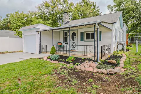 663 Mannering Rd, Eastlake, OH 44095