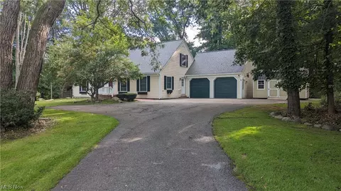 38284 Dodds Hill Dr, Willoughby Hills, OH 44094