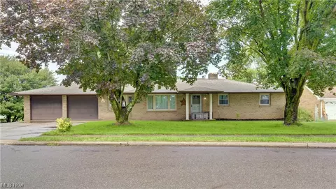 1137 Cherry Ridge Dr SW, Sugarcreek, OH 44681