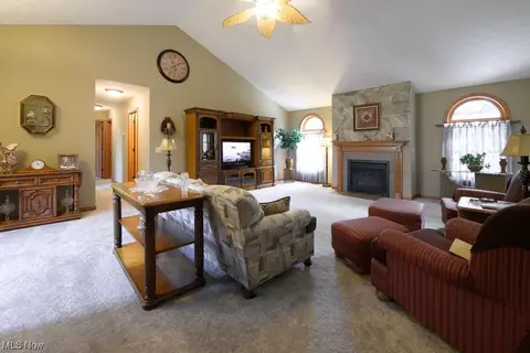 6425 Ruth Dr, Seven Hills, OH 44131 photo 3