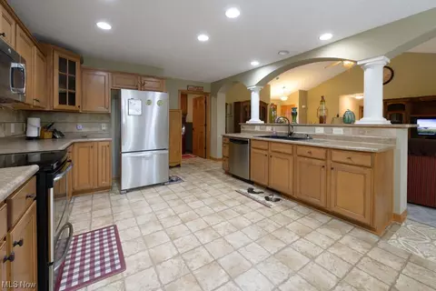 6425 Ruth Dr, Seven Hills, OH 44131 photo 12
