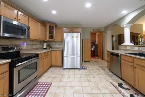 6425 Ruth Dr, Seven Hills, OH 44131 photo 11