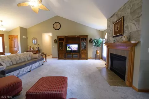 6425 Ruth Dr, Seven Hills, OH 44131 photo 4