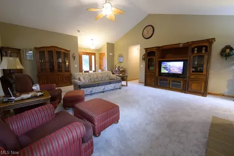 6425 Ruth Dr, Seven Hills, OH 44131 photo 5