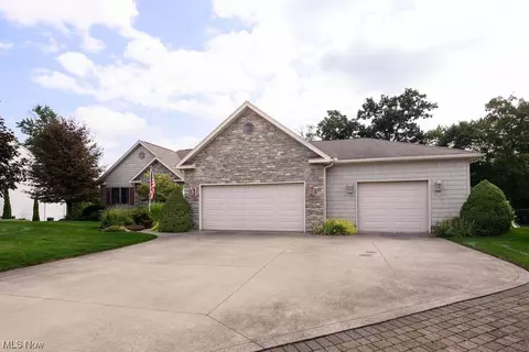 6425 Ruth Dr, Seven Hills, OH 44131 photo 2