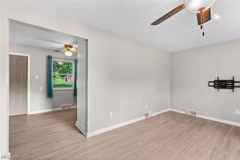 701 E State St, Barberton, OH 44203 photo 4