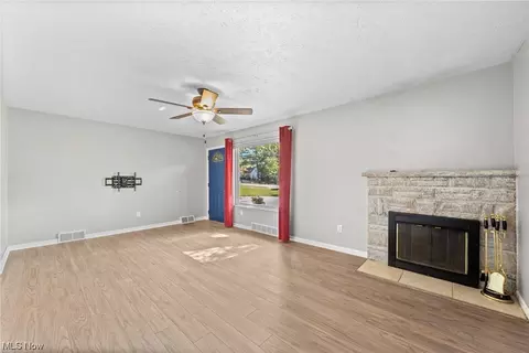 701 E State St, Barberton, OH 44203 photo 3