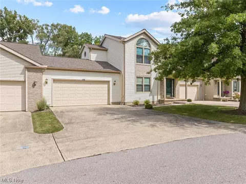 4001 Falconswalk Ct, Stow, OH 44224