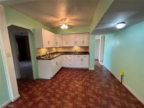 4047 Pendleton Rd, Leavittsburg, OH 44430 photo 4
