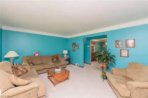 691 E 241st St, Euclid, OH 44123 photo 3