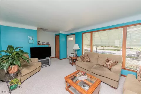 691 E 241st St, Euclid, OH 44123 photo 2