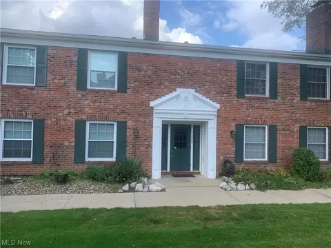 7055 Carriage Hill Dr #202, Brecksville, OH 44141