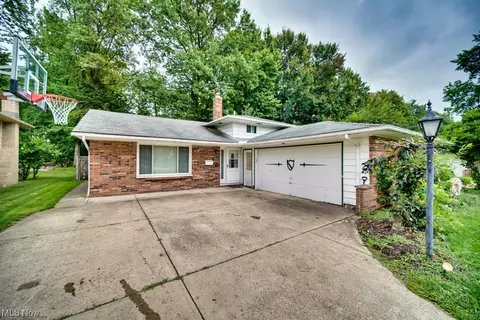 4167 Brendan Ln, North Olmsted, OH 44070