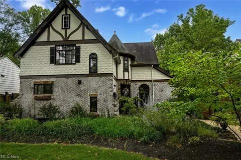 2416 Grant Ave, Cuyahoga Falls, OH 44223