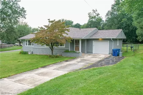 8259 Fairhill Dr NE, Warren, OH 44484
