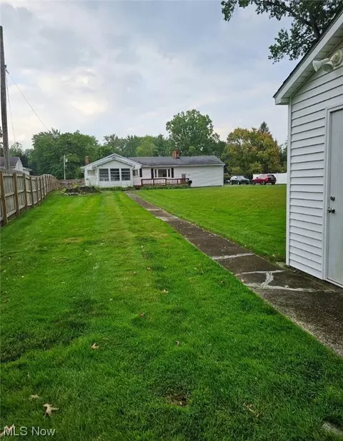 3962 Devon Dr, Warren, OH 44484 photo 2