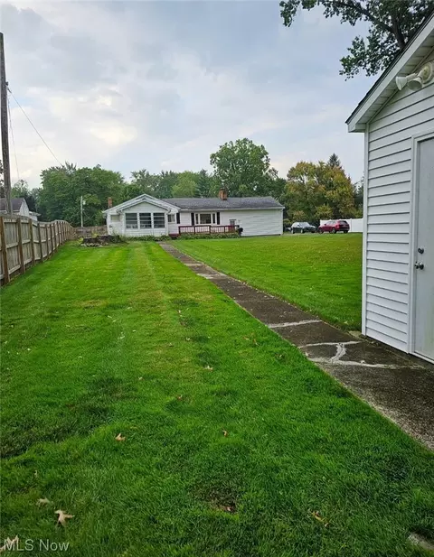 3962 Devon Dr, Warren, OH 44484 photo 2