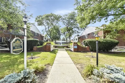 2924 Pease Dr #115, Rocky River, OH 44116