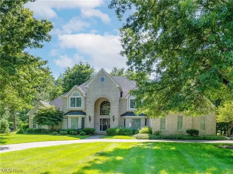 410 Greenbriar Dr, Avon Lake, OH 44012