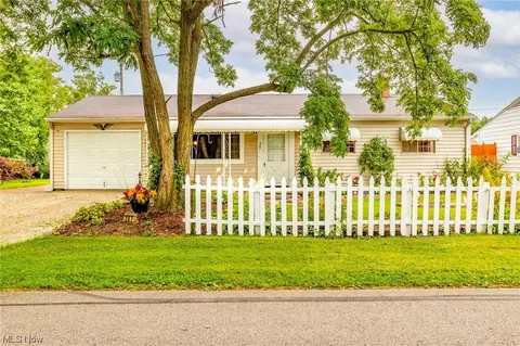 387 Fairfax Rd, Vermilion, OH 44089