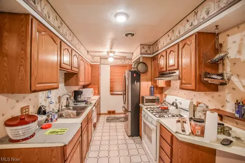 29947 Regent Rd, Wickliffe, OH 44092 photo 6