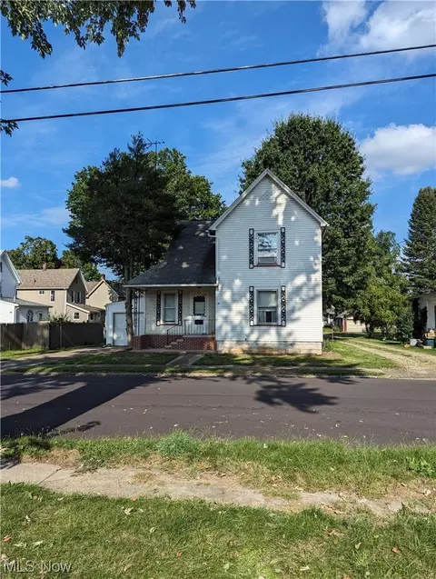 416 8th St SW, Massillon, OH 44647