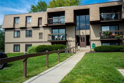 9521 Sunrise Blvd #J12, North Royalton, OH 44133
