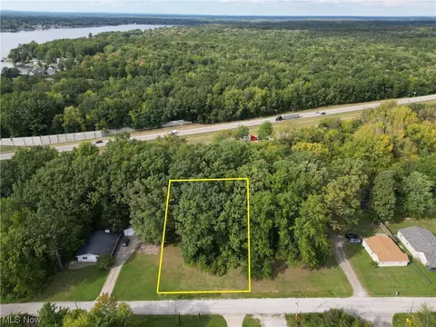 16676 Oakwood Dr, Lake Milton, OH 44429