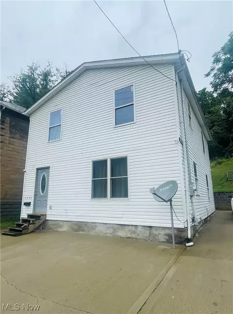 1135 Sharon Ave, Zanesville, OH 43701
