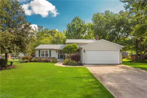 8582 Fairlane Dr, Olmsted Twp, OH 44138