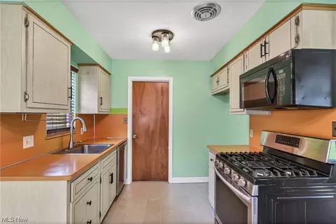 279 Kempton Dr, Berea, OH 44017 photo 8