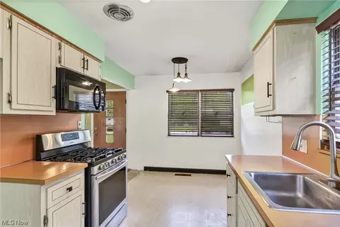 279 Kempton Dr, Berea, OH 44017 photo 9